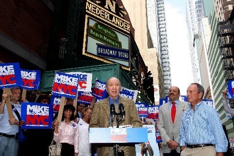 Photo Flash: Neil Simon Endorses Mayor Bloomberg Image