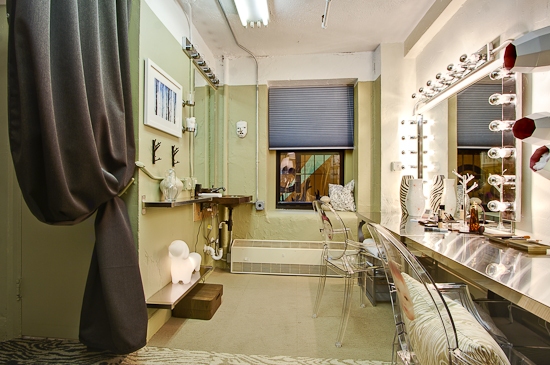 Photo Exclusive: Carrie Fisher's WISHFUL DRINKING Dressing Room Makeover - Before/After Image