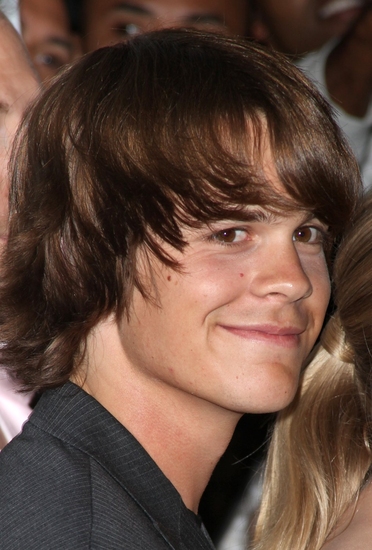 Johnny Simmons  Photo