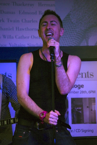 Photo Coverage: Alan Cumming Sings and Signs 'BLUE CAR' at Barnes & Noble Image