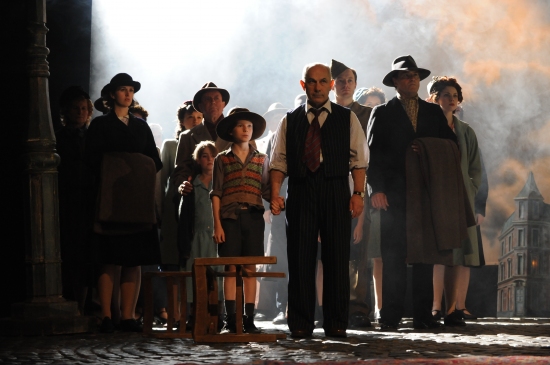 Photo Previews: Delfont Mackintosh Theatre Presents AN INSPECTOR CALLS  Image