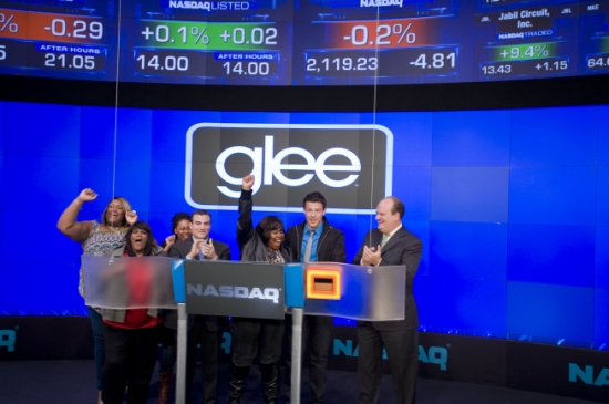 Amber Riley and Cory Monteith ring the closing bell  Photo