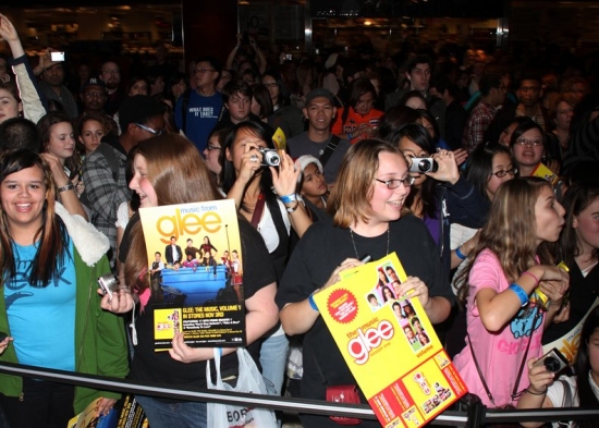 Photo Coverage: The Cast of Fox's GLEE Celebrate CD Release at Borders Columbus Circle Image