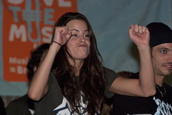 Photo Coverage: ROCK OF AGES and VH1 Save The Music Visit PS/IS 111 Image
