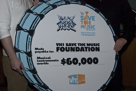 Photo Coverage: ROCK OF AGES and VH1 Save The Music Visit PS/IS 111 Image