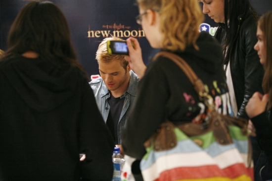 Photo Coverage: 'TWILIGHT: New Moon' Stars Nikki Reed and Kellan Lutz Visit Toys R Us Image