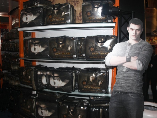 Photo Coverage: 'TWILIGHT: New Moon' Stars Nikki Reed and Kellan Lutz Visit Toys R Us Image