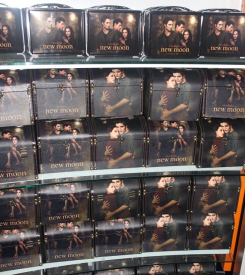 Photo Coverage: 'TWILIGHT: New Moon' Stars Nikki Reed and Kellan Lutz Visit Toys R Us Image