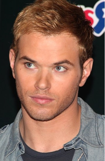 Photo Coverage: 'TWILIGHT: New Moon' Stars Nikki Reed and Kellan Lutz Visit Toys R Us Image