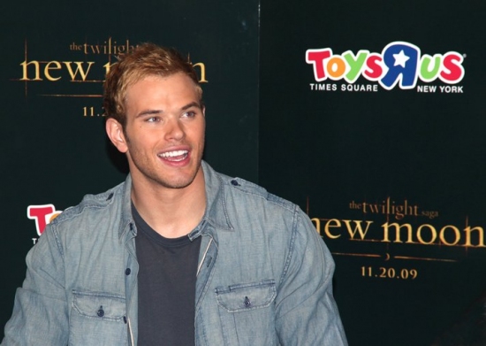Photo Coverage: 'TWILIGHT: New Moon' Stars Nikki Reed and Kellan Lutz Visit Toys R Us Image