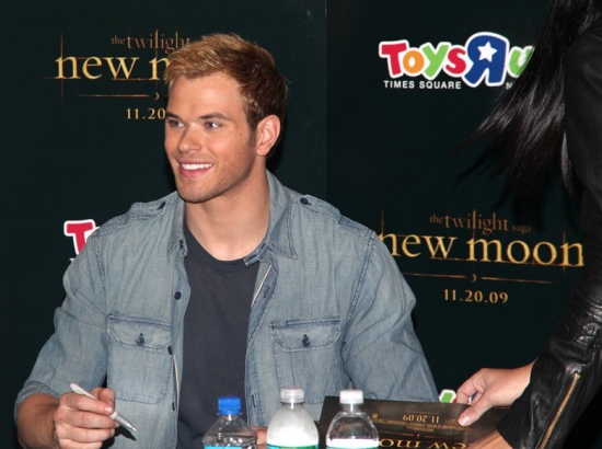 Photo Coverage: 'TWILIGHT: New Moon' Stars Nikki Reed and Kellan Lutz Visit Toys R Us Image