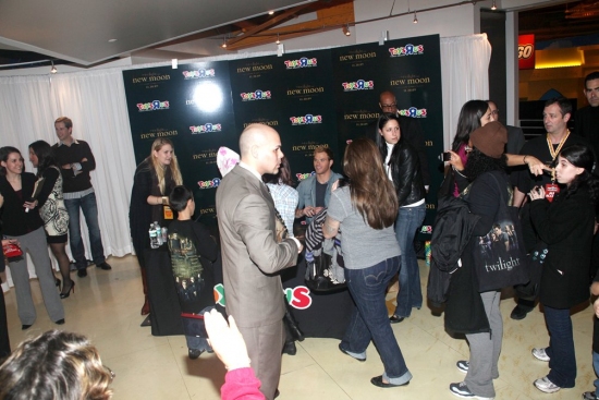 Photo Coverage: 'TWILIGHT: New Moon' Stars Nikki Reed and Kellan Lutz Visit Toys R Us Image