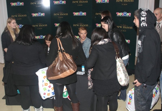 Photo Coverage: 'TWILIGHT: New Moon' Stars Nikki Reed and Kellan Lutz Visit Toys R Us Image