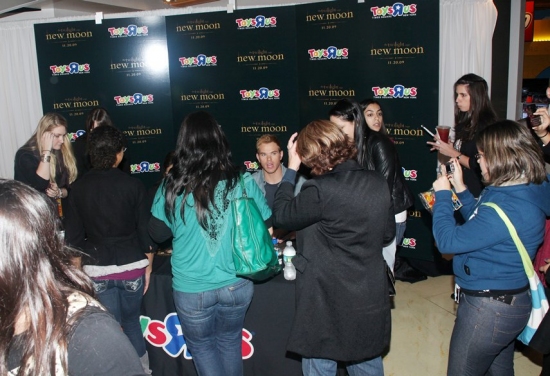 Photo Coverage: 'TWILIGHT: New Moon' Stars Nikki Reed and Kellan Lutz Visit Toys R Us Image