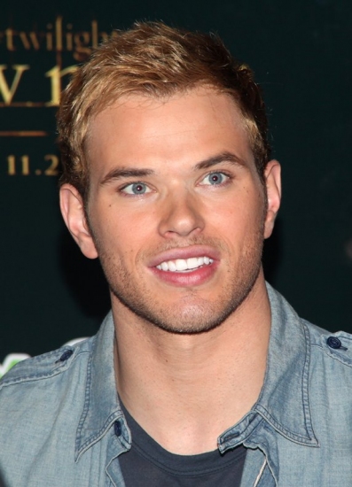 Photo Coverage: 'TWILIGHT: New Moon' Stars Nikki Reed and Kellan Lutz Visit Toys R Us Image
