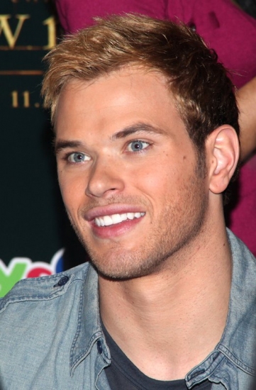 Photo Coverage: 'TWILIGHT: New Moon' Stars Nikki Reed and Kellan Lutz Visit Toys R Us Image
