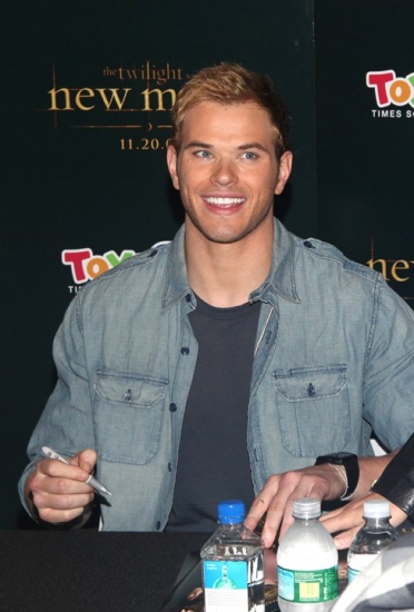 Photo Coverage: 'TWILIGHT: New Moon' Stars Nikki Reed and Kellan Lutz Visit Toys R Us Image