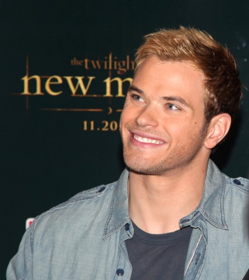 Photo Coverage: 'TWILIGHT: New Moon' Stars Nikki Reed and Kellan Lutz Visit Toys R Us Image