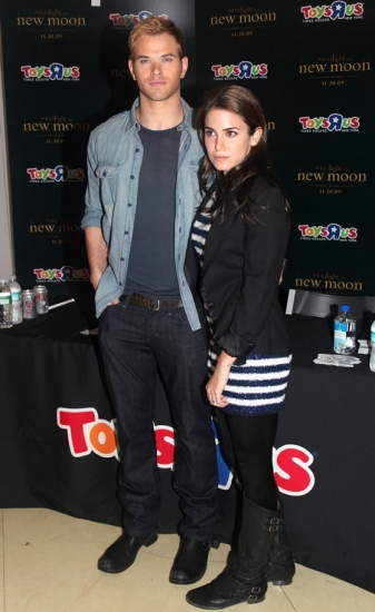 Photo Coverage: 'TWILIGHT: New Moon' Stars Nikki Reed and Kellan Lutz Visit Toys R Us Image