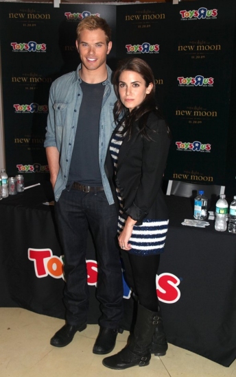 Photo Coverage: 'TWILIGHT: New Moon' Stars Nikki Reed and Kellan Lutz Visit Toys R Us Image