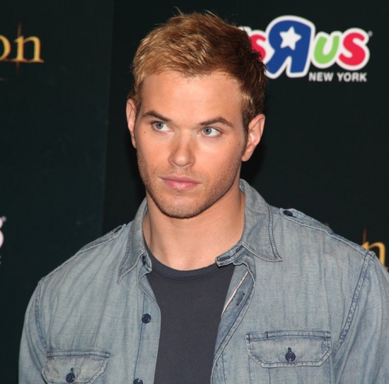 Photo Coverage: 'TWILIGHT: New Moon' Stars Nikki Reed and Kellan Lutz Visit Toys R Us Image