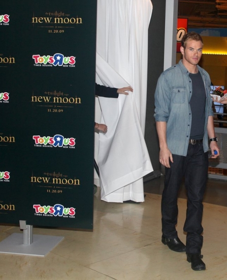 Photo Coverage: 'TWILIGHT: New Moon' Stars Nikki Reed and Kellan Lutz Visit Toys R Us Image