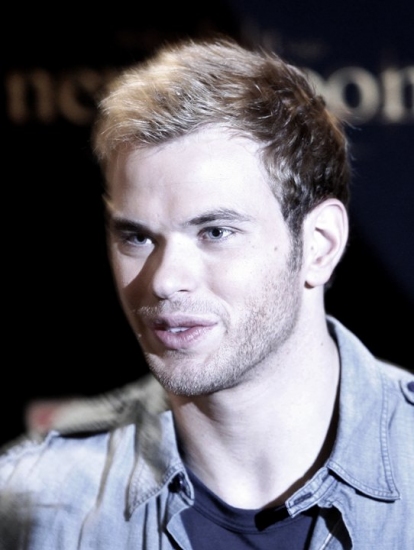 Photo Coverage: 'TWILIGHT: New Moon' Stars Nikki Reed and Kellan Lutz Visit Toys R Us Image