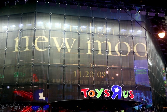 Photo Coverage: 'TWILIGHT: New Moon' Stars Nikki Reed and Kellan Lutz Visit Toys R Us 
