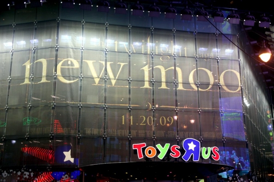 Photo Coverage: 'TWILIGHT: New Moon' Stars Nikki Reed and Kellan Lutz Visit Toys R Us Image