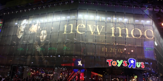 Photo Coverage: 'TWILIGHT: New Moon' Stars Nikki Reed and Kellan Lutz Visit Toys R Us Image