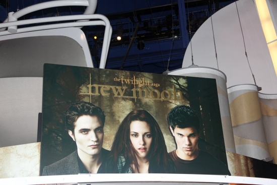Photo Coverage: 'TWILIGHT: New Moon' Stars Nikki Reed and Kellan Lutz Visit Toys R Us Image