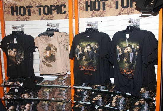 Photo Coverage: 'TWILIGHT: New Moon' Stars Nikki Reed and Kellan Lutz Visit Toys R Us Image