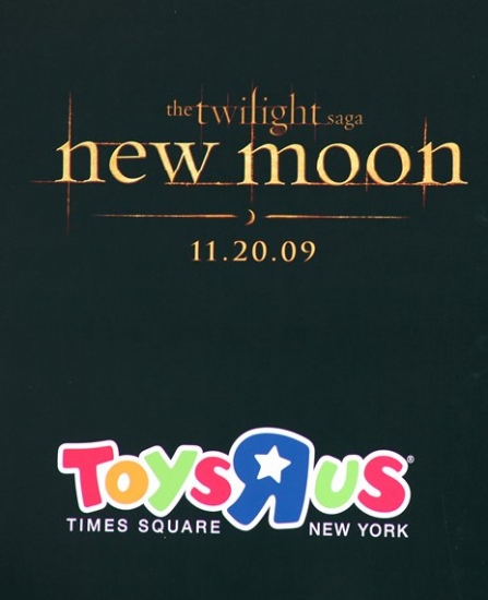 Photo Coverage: 'TWILIGHT: New Moon' Stars Nikki Reed and Kellan Lutz Visit Toys R Us 