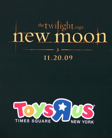 Photo Coverage: 'TWILIGHT: New Moon' Stars Nikki Reed and Kellan Lutz Visit Toys R Us Image