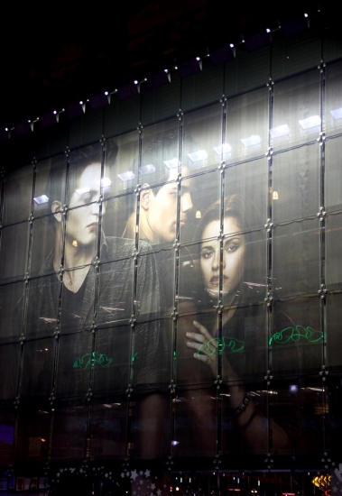 Photo Coverage: 'TWILIGHT: New Moon' Stars Nikki Reed and Kellan Lutz Visit Toys R Us Image