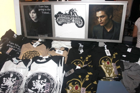 Photo Coverage: 'TWILIGHT: New Moon' Stars Nikki Reed and Kellan Lutz Visit Toys R Us Image