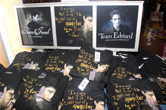 Photo Coverage: 'TWILIGHT: New Moon' Stars Nikki Reed and Kellan Lutz Visit Toys R Us Image