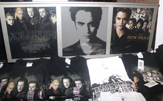 Photo Coverage: 'TWILIGHT: New Moon' Stars Nikki Reed and Kellan Lutz Visit Toys R Us Image