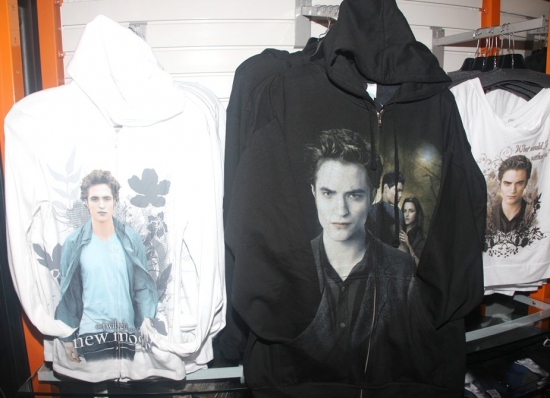 Photo Coverage: 'TWILIGHT: New Moon' Stars Nikki Reed and Kellan Lutz Visit Toys R Us Image