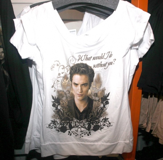 Photo Coverage: 'TWILIGHT: New Moon' Stars Nikki Reed and Kellan Lutz Visit Toys R Us Image