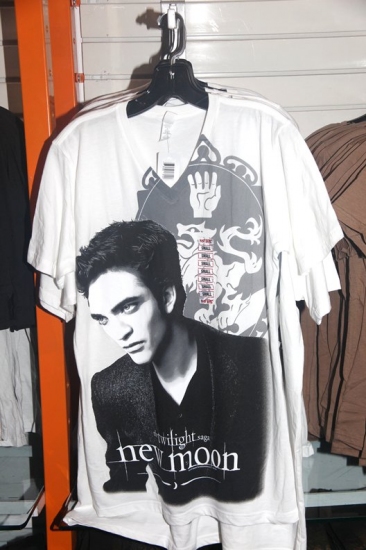 Photo Coverage: 'TWILIGHT: New Moon' Stars Nikki Reed and Kellan Lutz Visit Toys R Us Image