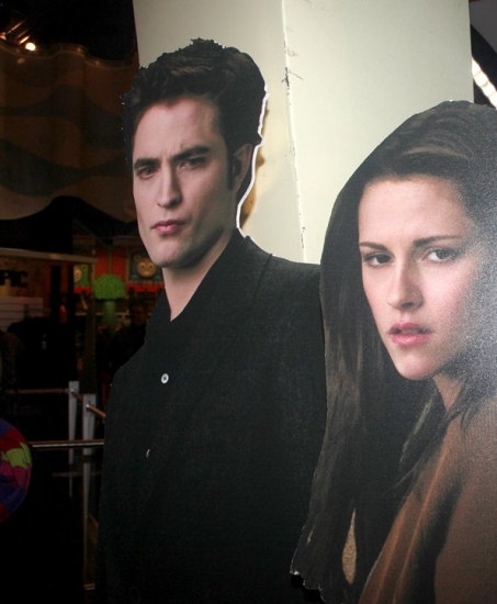 Photo Coverage: 'TWILIGHT: New Moon' Stars Nikki Reed and Kellan Lutz Visit Toys R Us Image