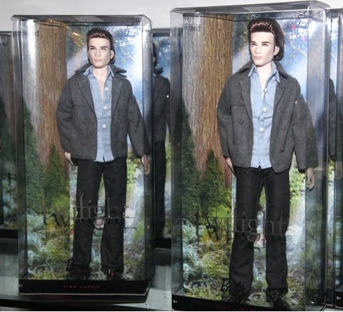 Photo Coverage: 'TWILIGHT: New Moon' Stars Nikki Reed and Kellan Lutz Visit Toys R Us Image