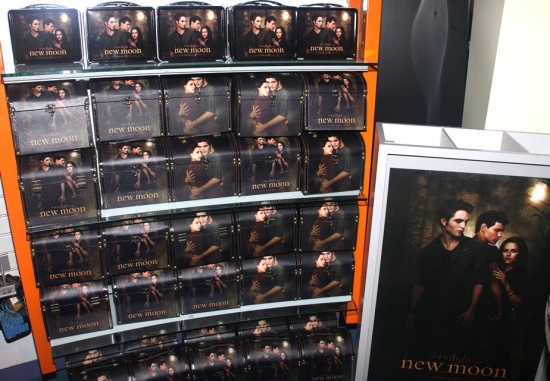 Photo Coverage: 'TWILIGHT: New Moon' Stars Nikki Reed and Kellan Lutz Visit Toys R Us Image