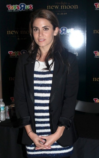 Photo Coverage: 'TWILIGHT: New Moon' Stars Nikki Reed and Kellan Lutz Visit Toys R Us Image