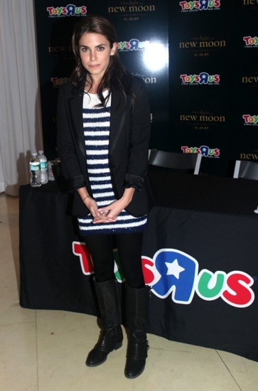 Photo Coverage: 'TWILIGHT: New Moon' Stars Nikki Reed and Kellan Lutz Visit Toys R Us Image