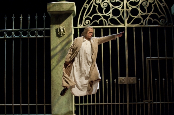 Photo Flash: Goodman Theatre's A CHRISTMAS CAROL Image