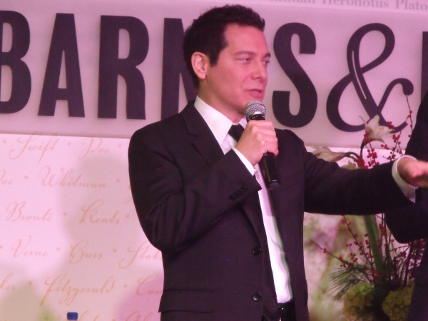 Photo Coverage: Michael Feinstein and Cheyenne Jackson Sign and Sing at Barnes & Noble Image