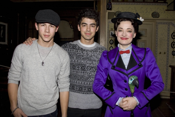 Photo Flash: Jonas Brothers Take in MARY POPPINS Image