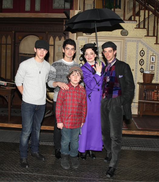Photo Flash: Jonas Brothers Take in MARY POPPINS Image